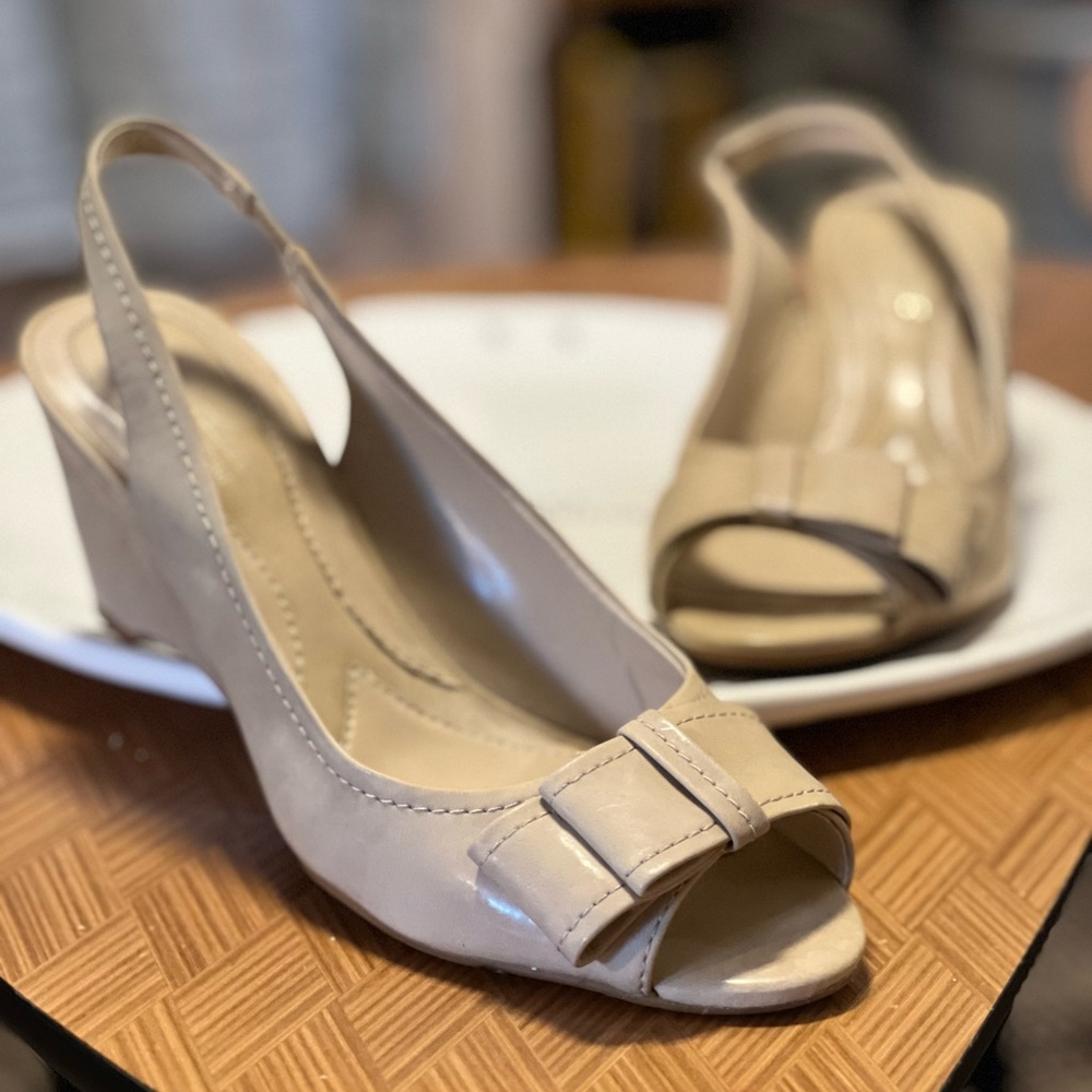 Naturalizer Beige Slingback Wedges with Bow (Suede)